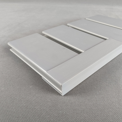 Декоративный PVC Slatwall гаража дисплея хранения обшивает панелями серый цвет для живущей комнаты